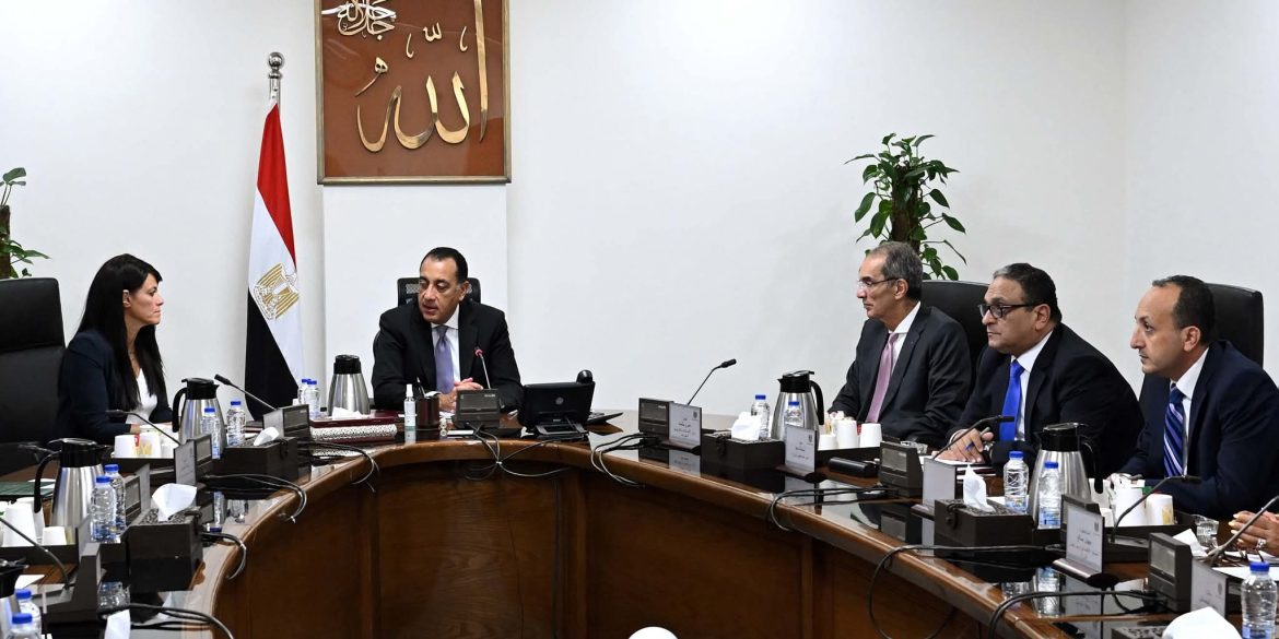 رئيس الوزراء يتابع خطط الدولة للتحول الرقمي وجذب الاستثمارات إلى مصر في مجال الاتصالات