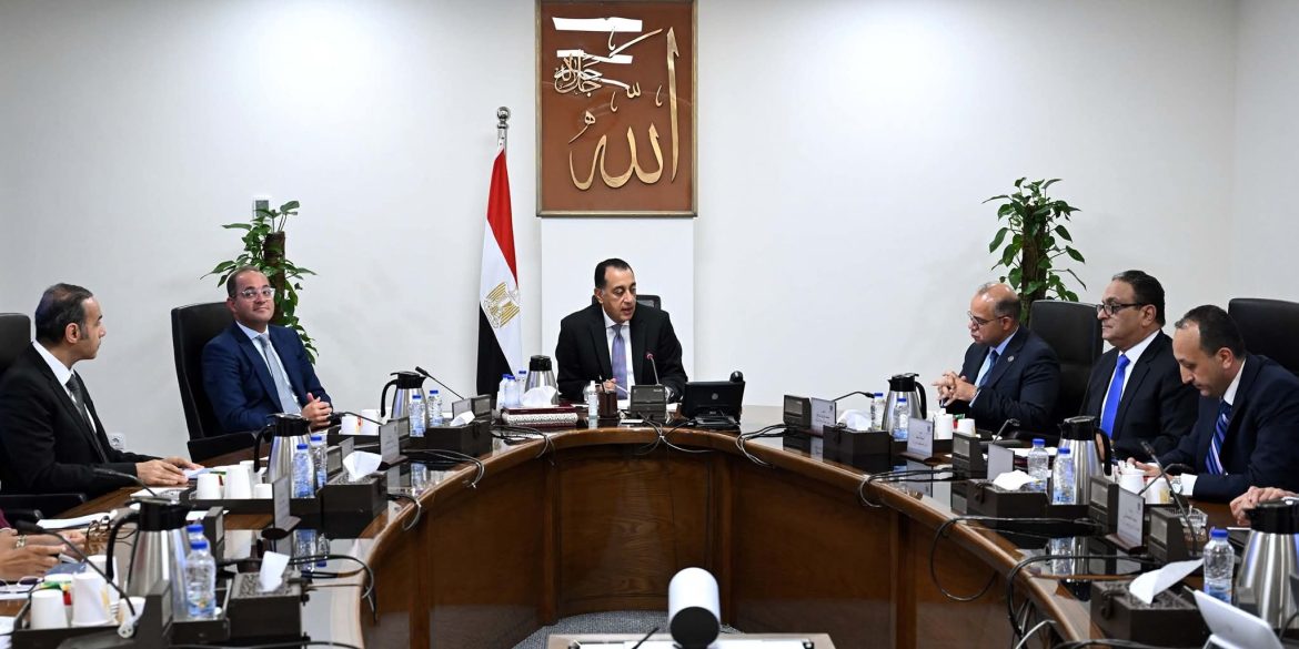 رئيس الوزراء يجتمع بالرئيسان الجديدان لهيئة الرقابة المالية والبورصة المصرية 