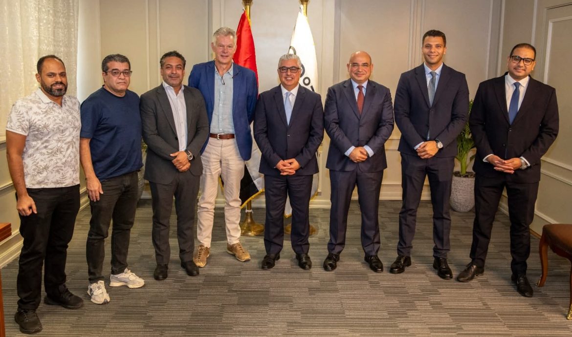 رئيس اقتصادية قناة السويس يوقع على مشروع للمفروشات مع صن جاردن الألمانية