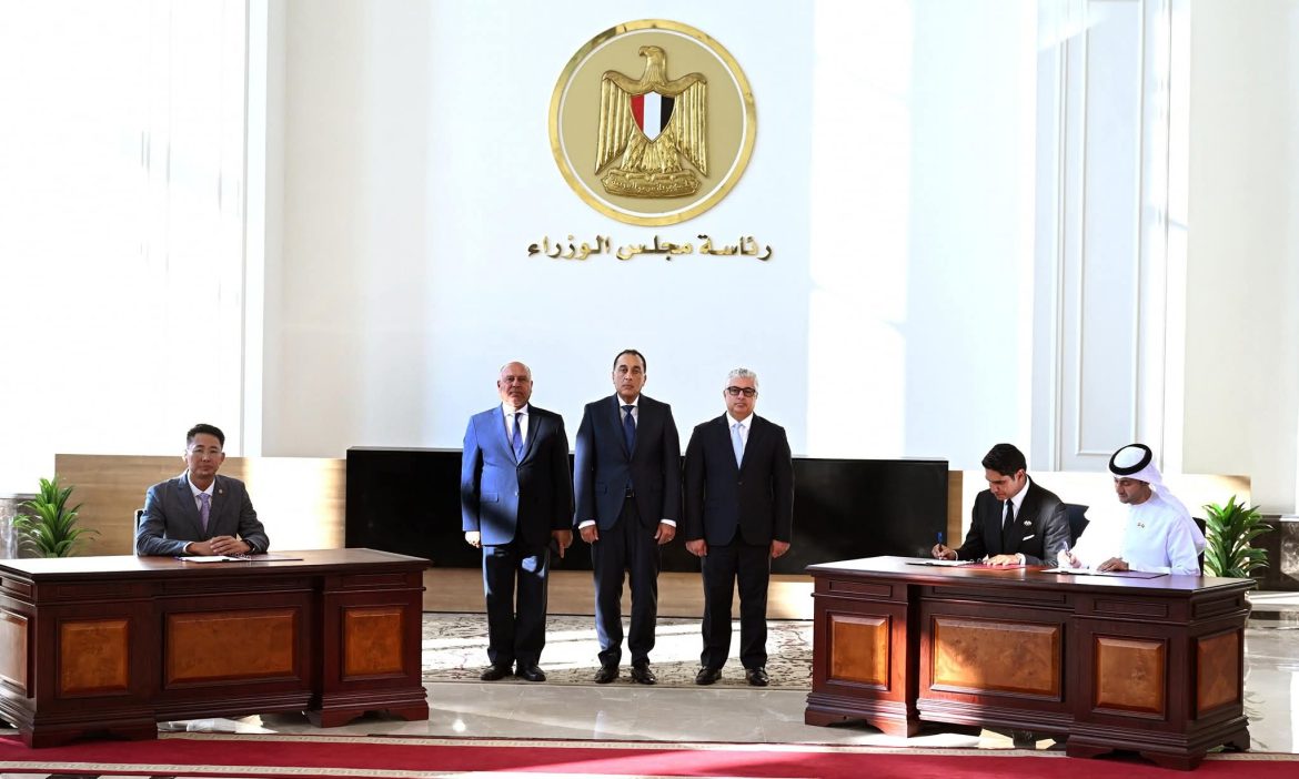 رئيس الوزراء يشهد توقيع عقد مشروع أتوم سولار مصر بـاقتصادية قناة السويس