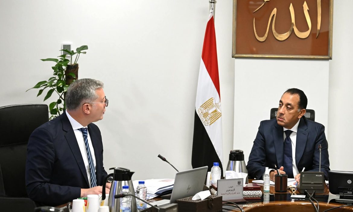 رئيس الوزراء يلتقي بوزير البترول والثروة المعدنية لبحث عددًا من ملفات العمل