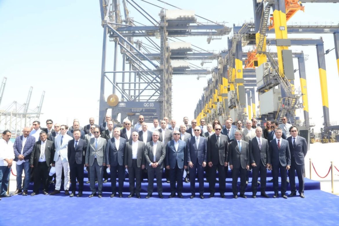 وزير الصناعة يشهد احتفالية وصول أوناش عملاقة لشركة هاتشيسون العالمية بميناء السخنة
