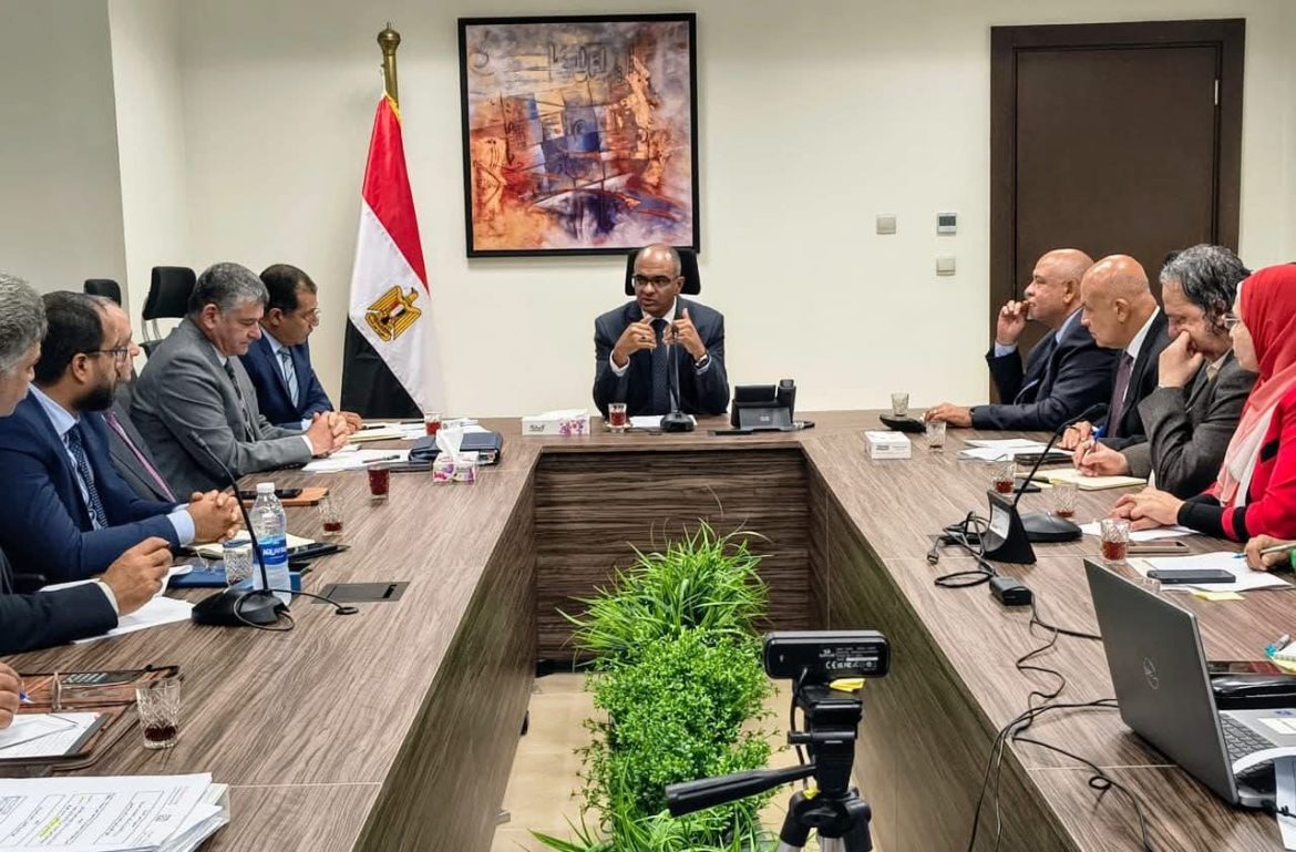 نائب وزير الإسكان يتناقش حول إنتاج مجمع محطات تحلية مياه البحر بالعين السخنة