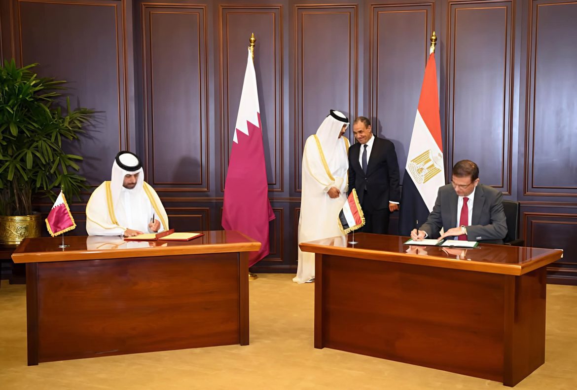 وزير الزراعة يوقع مذكرة لتعزيز التعاون في مجالات القطاع الزراعي مع وزير البلدية بقطر