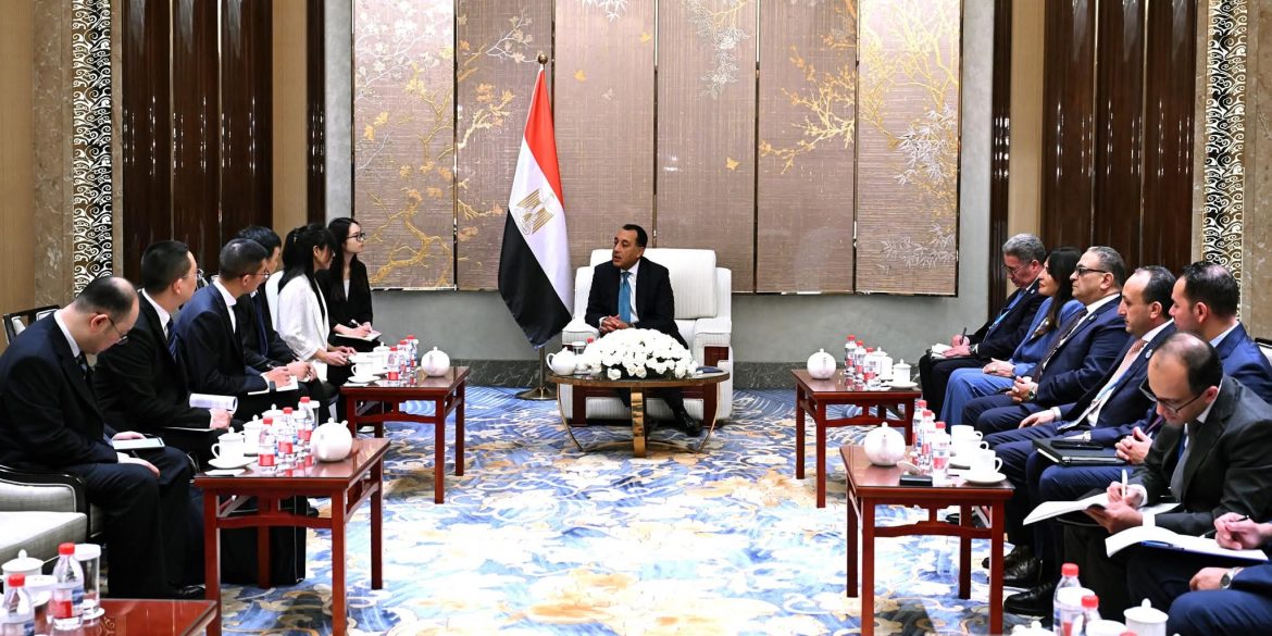 رئيس الوزراء: مصر تسعى لتوطين الصناعات الخاصة بمكونات محطات تحلية المياه رئيس الوزراء: مصر تسعى لتوطين الصناعات الخاصة بمكونات محطات تحلية المياه