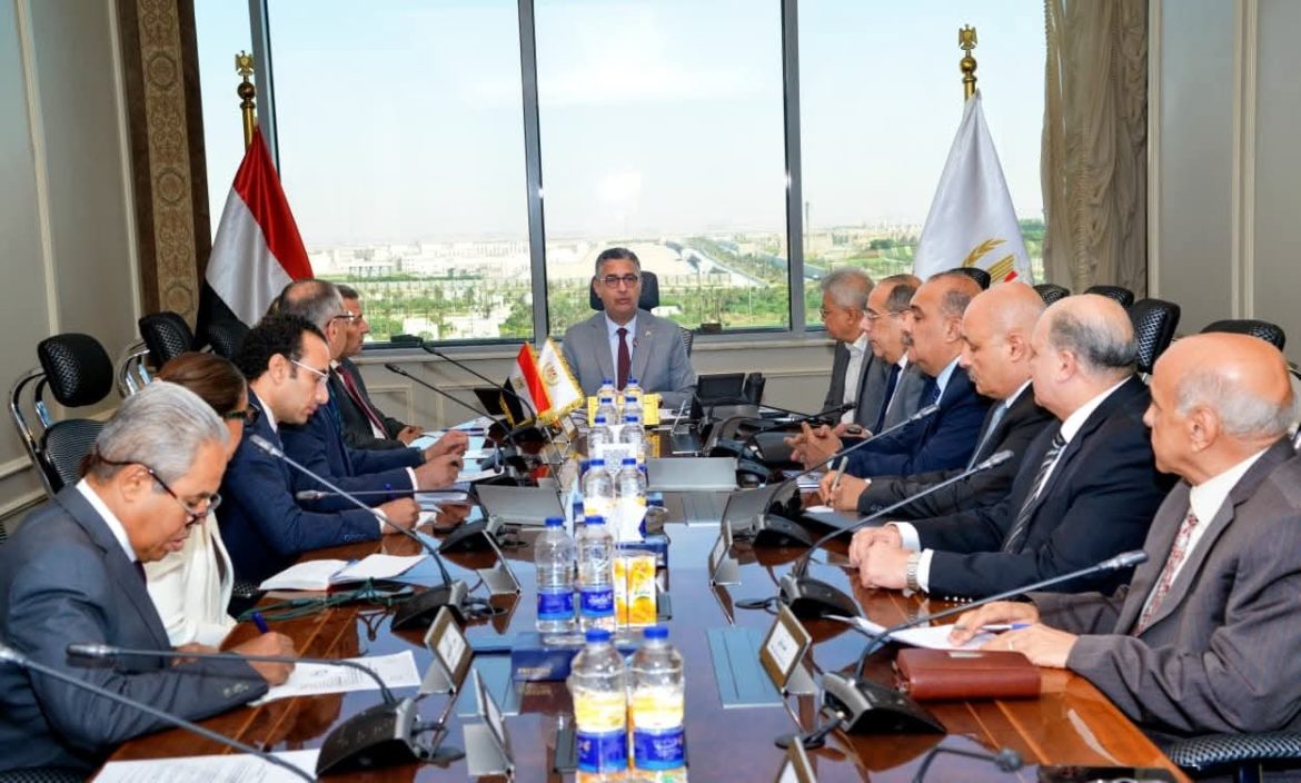 وزير التموين يتابع توافر السلع وضبط الأسواق مع قيادات الشركة القابضة  وزير التموين يتابع توافر السلع وضبط الأسواق مع قيادات الشركة القابضة