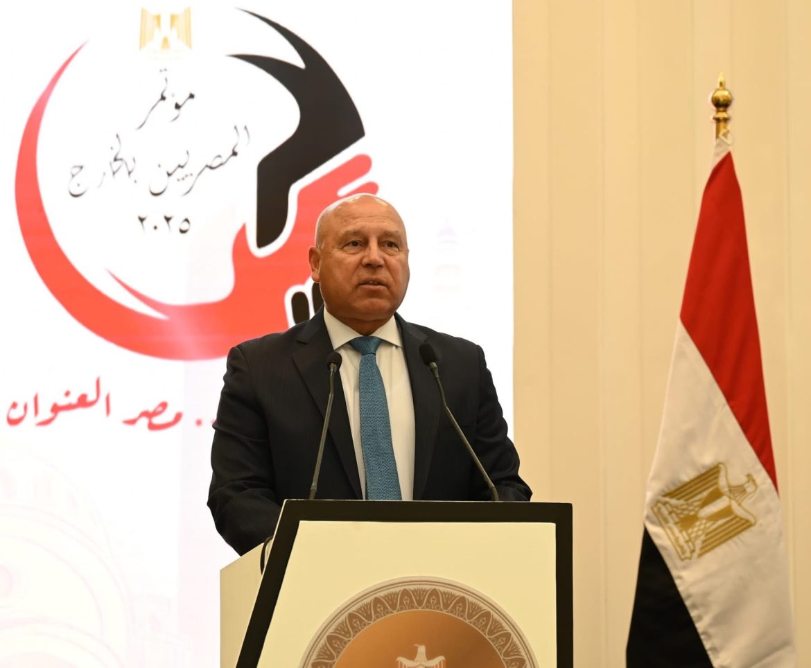 وزير الصناعة يستعرض جهود الدولة في مجالي النقل والصناعة