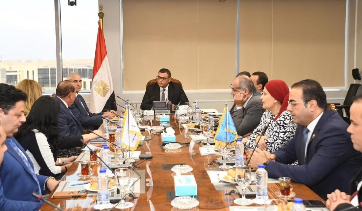 وزير الإسكان يؤكد حرصه على تقديم كل الدعم لتلبية احتياجات المصريين في الخارج من خلال المبادرات وزير الإسكان يؤكد حرصه على تقديم كل الدعم لتلبية احتياجات المصريين في الخارج من خلال المبادرات