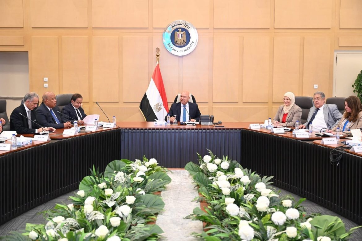 وزير الصناعة: توطين صناعة صاج السيارات هو بداية حقيقية لتوسيع نطاق التصنيع المحلي في مكونات السيارات