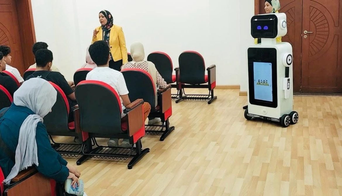 صندوق تطوير التعليم يستعين بالروبوتات لتوجيه وإرشاد الطلاب في اختبارات قبول معهد الكوزن المصري الياباني