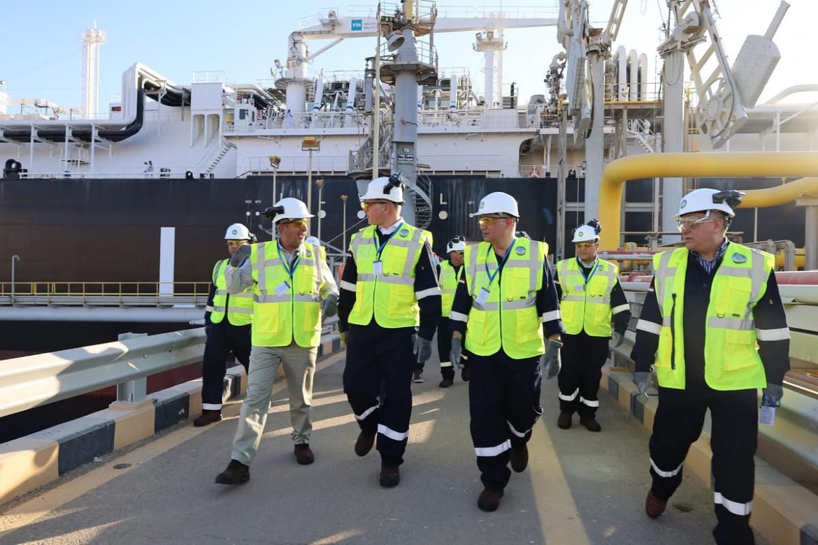 وزير البترول يتفقد بدء تجارب التشغيل لسفينة التغييز "إنرجوس فورس" بميناء العقبة