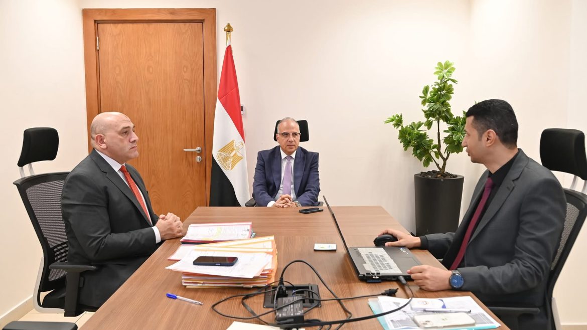 وزير الري يبحث استخدام الأقمار الصناعية لرصد ومتابعة ورد النيل والحشائش بالمجاري المائية