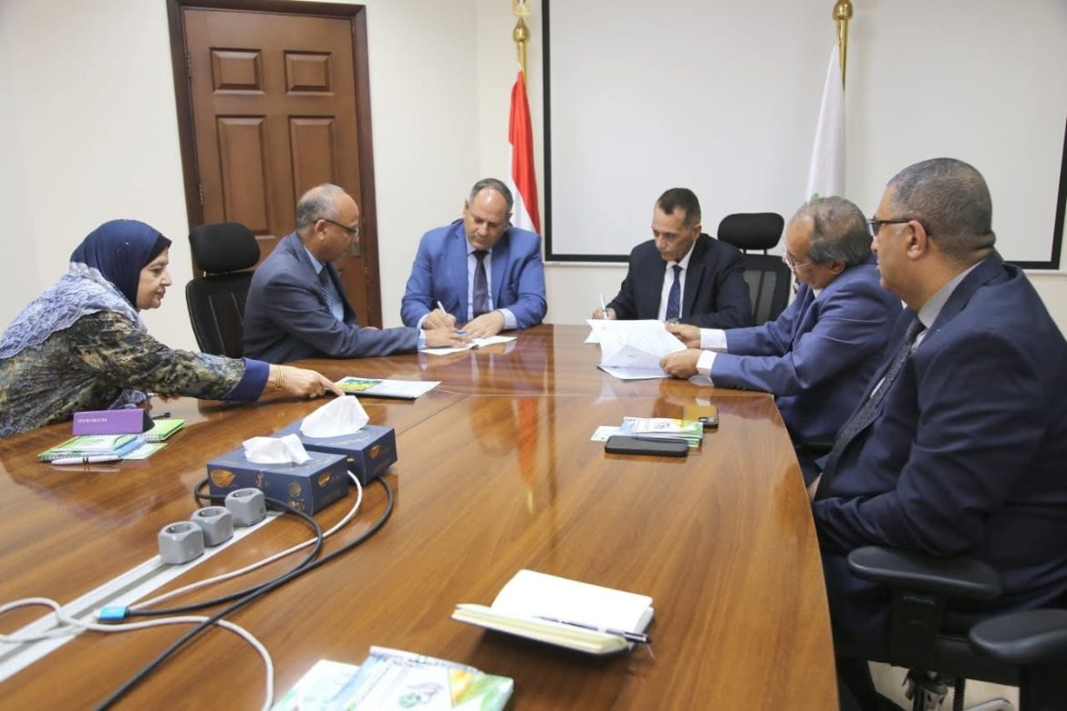 توقيع بروتوكول تعاون بين تنمية الريف المصري الجديد والبحوث الزراعية لإنتاج تقاوي هجين الخيار "حورس"