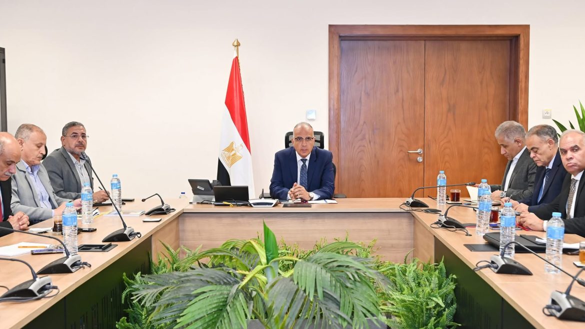 وزير الري: توفير الاحتياجات المائية للمنتفعين بالكميات المطلوبة وفي التوقيتات المناسبة وزير الري: توفير الاحتياجات المائية للمنتفعين بالكميات المطلوبة وفي التوقيتات المناسبة