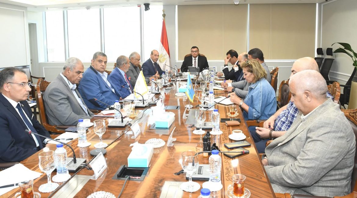 وزير الإسكان يعقد اجتماعًا مع الشركات المنفذة لمشروع حدائق تلال الفسطاط وزير الإسكان يعقد اجتماعًا مع الشركات المنفذة لمشروع حدائق تلال الفسطاط