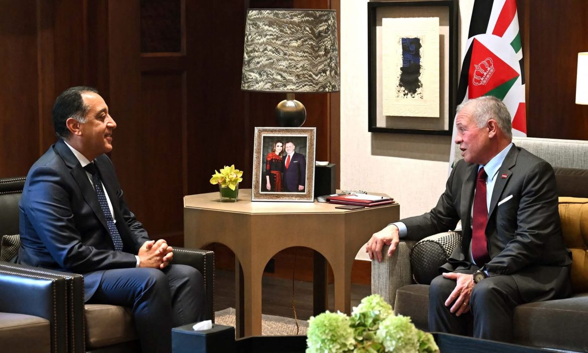 عاهل المملكة الأردنية الهاشمية يستقبل رئيس الوزراء بالديوان الملكي بالحسينية