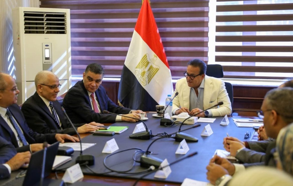 وزير الصحة يستقبل رئيس هيئة الشراء الموحد وقيادات شركة جريفلز إيجيبت لبحث تعزيز التعاون وتوطين صناعة مشتقات البلازما