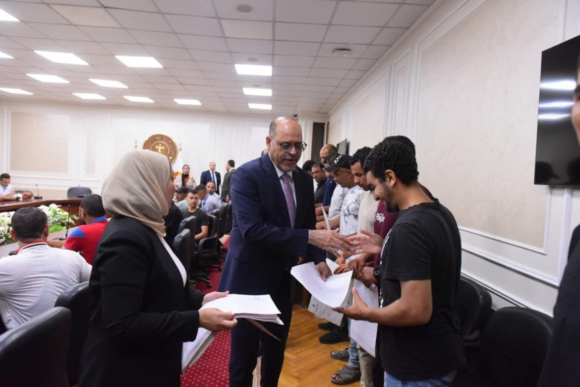 وزير العمل يُسلم 93 عقد عمل لكوادر مصرية للعمل في البوسنة والإمارات والأردن وزير العمل يُسلم 93 عقد عمل لكوادر مصرية للعمل في البوسنة والإمارات والأردن