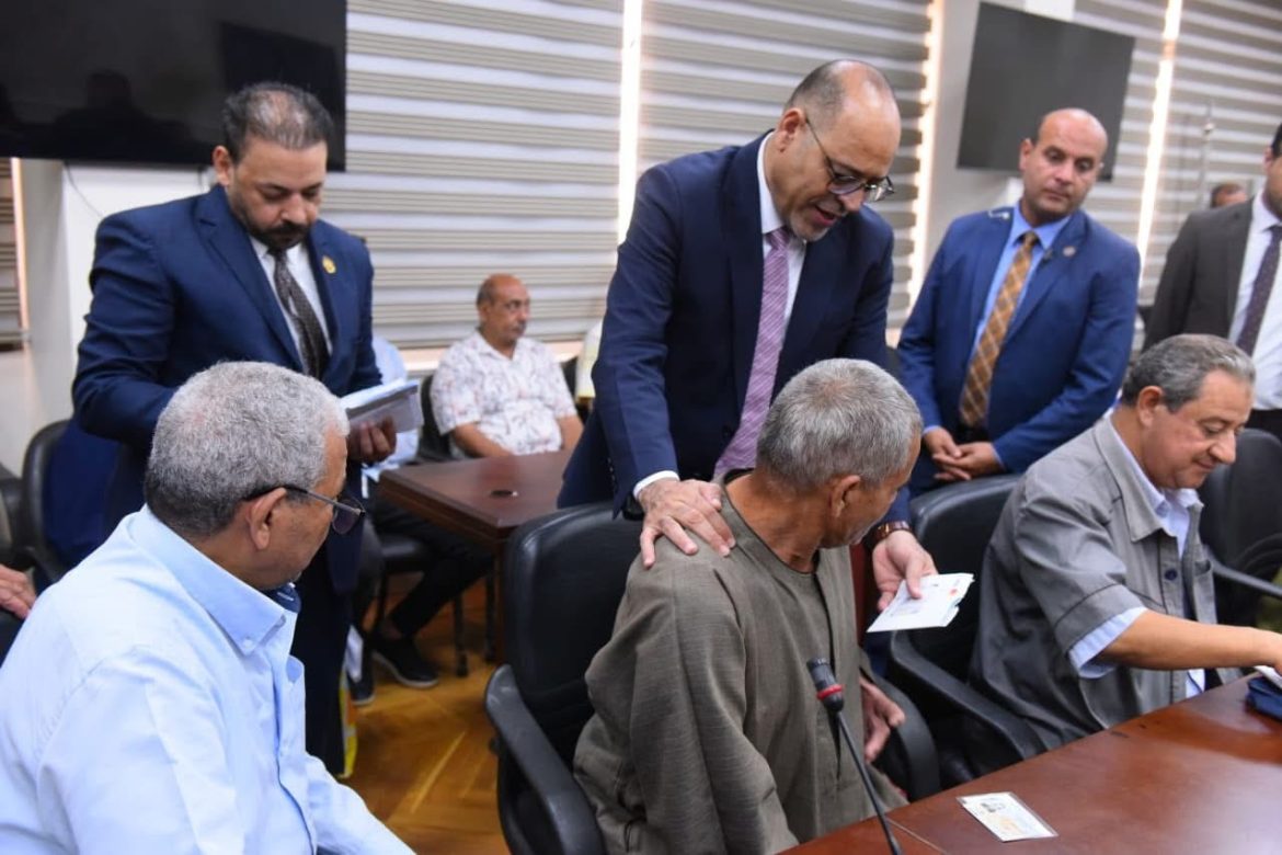 وزير العمل يُسلم بطاقات بنكية لعمال مصريين من مُستحقي المعاشات التقاعدية العراقية