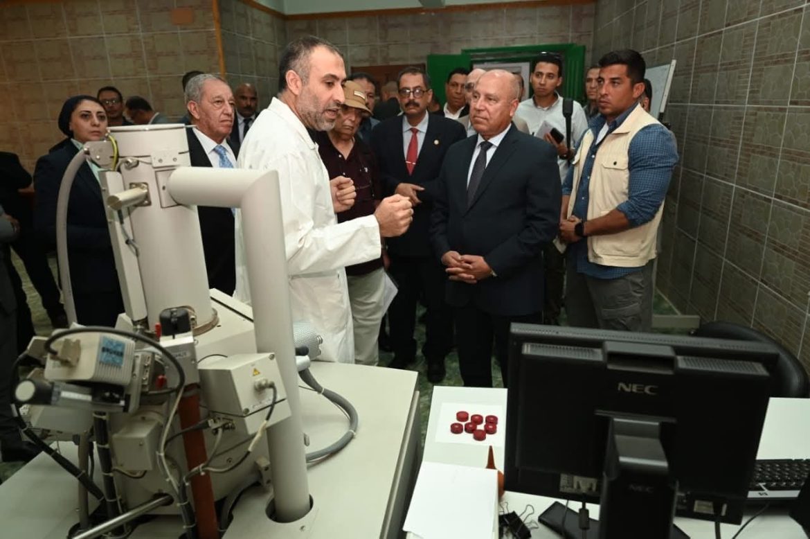 وزير الصناعة يتفقد معهد التبين للدراسات المعدنية التابع لوزارة الصناعة