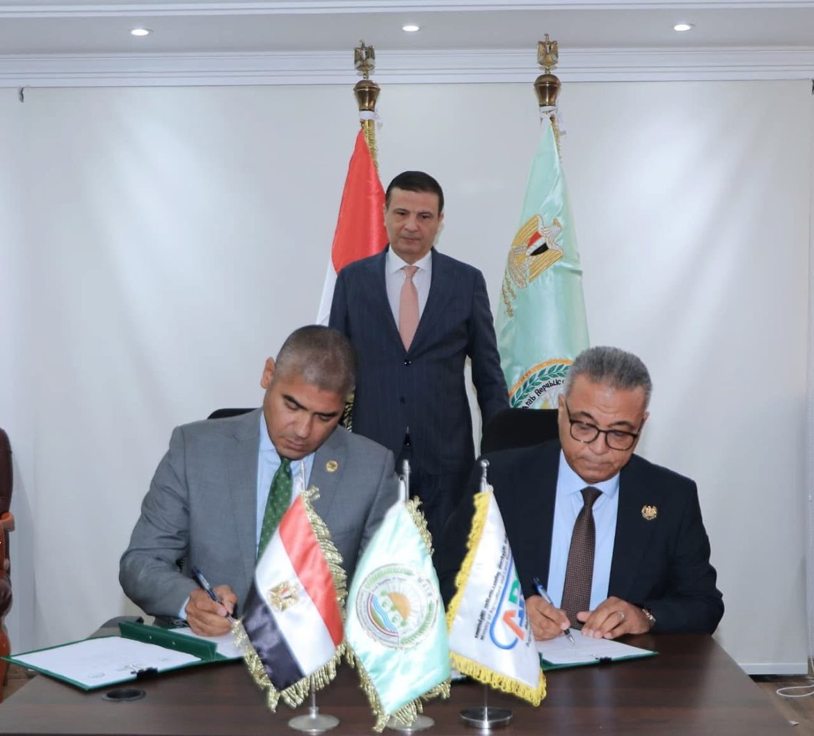 وزير الزراعة يشهد توقيع بروتوكول تعاون بين بحوث الهندسة الزراعية وهايتك للبذور لتصنيع آلات تطويش الذرة محليًا
