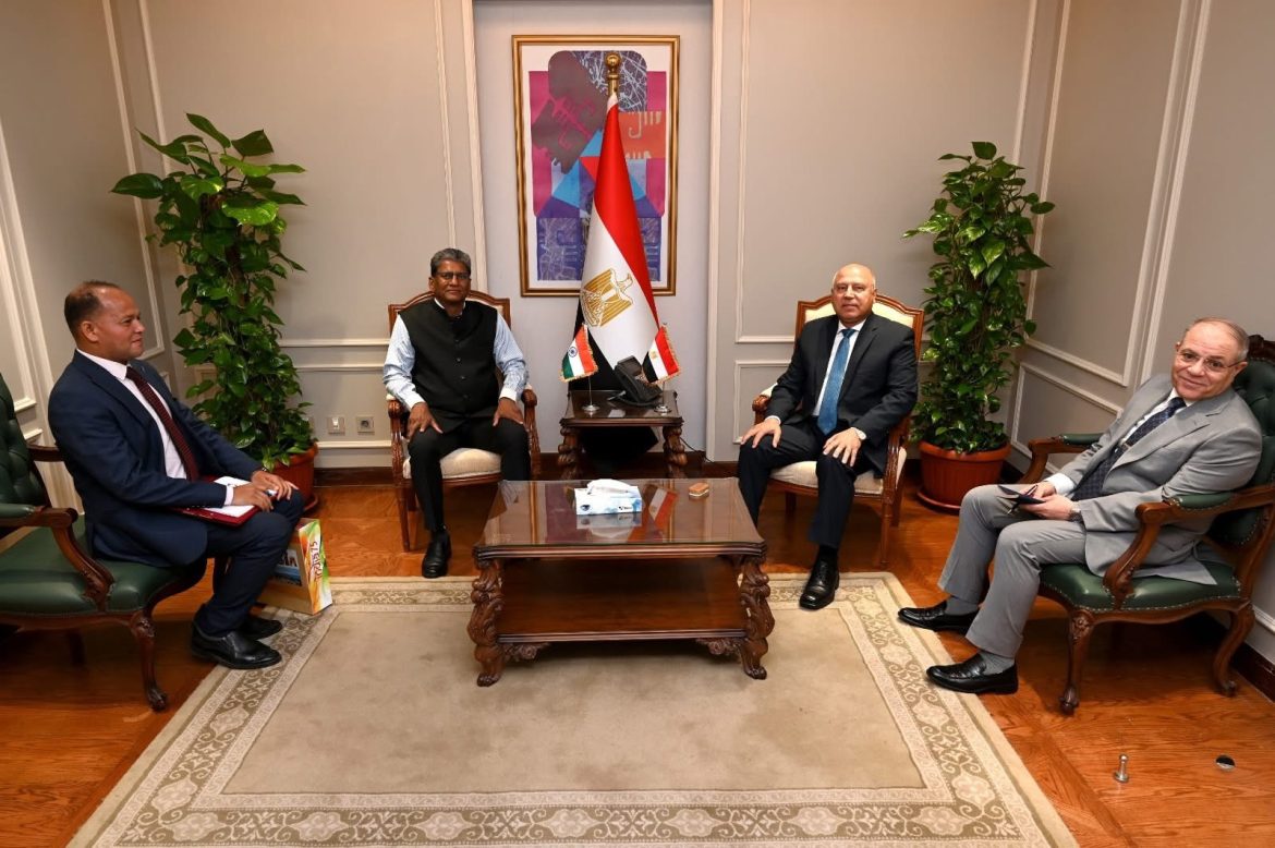 وزير الصناعة يستقبل سفير الهند بالقاهرة لبحث التعاون بين الجانبين في مجالي الصناعة والنقل وزير الصناعة يستقبل سفير الهند بالقاهرة لبحث التعاون بين الجانبين في مجالي الصناعة والنقل