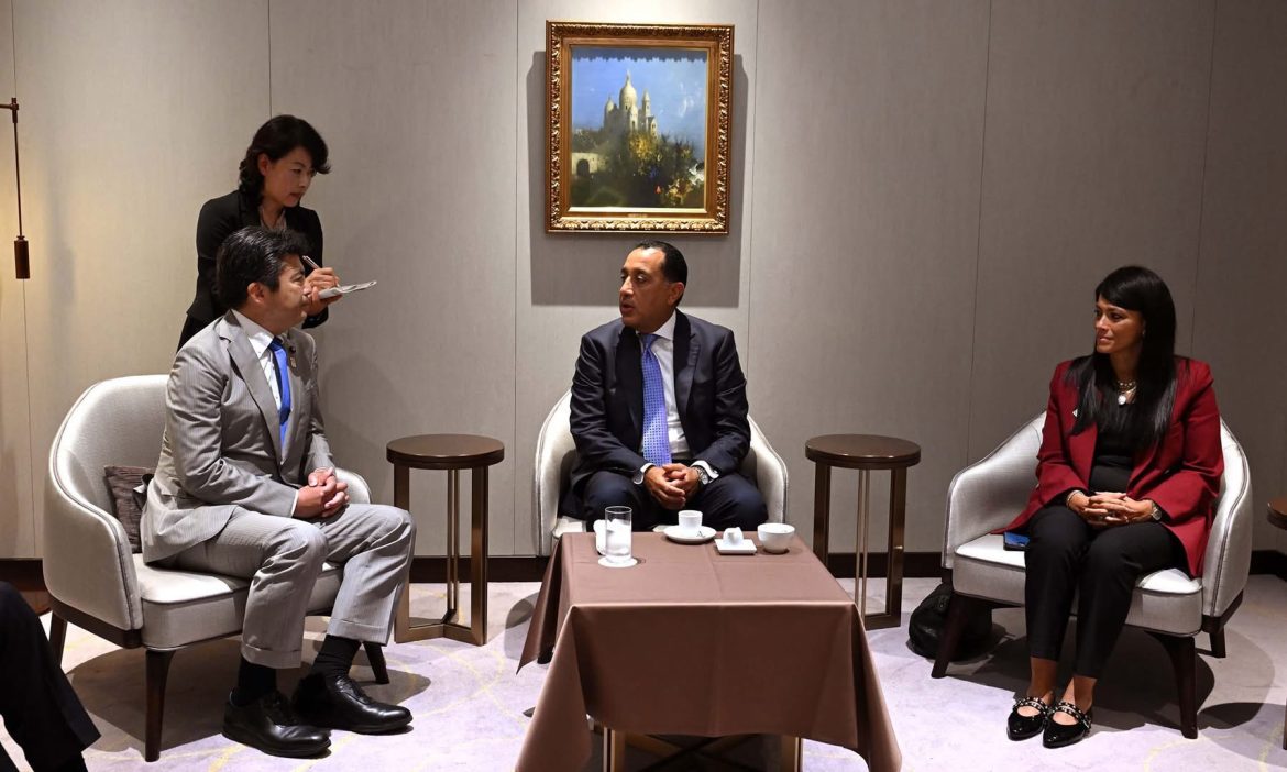رئيس الوزراء يلتقي وزير الدولة للاقتصاد والتجارة والصناعة الياباني
