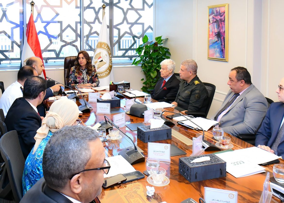 وزيرة التنمية المحلية والقائم بأعمال وزير البيئة تترأس أول إجتماع لمجلس إدارة تنظيم إدارة المخلفات