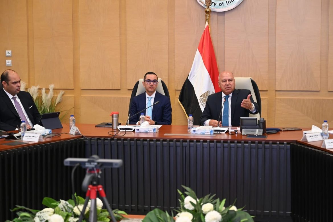 وزير الصناعة: رغم الانخفاض في أسعار الأسمنت نحتاج إلى تكثيف الجهود بشكل أكبر لضمان استمرار تراجع السعر