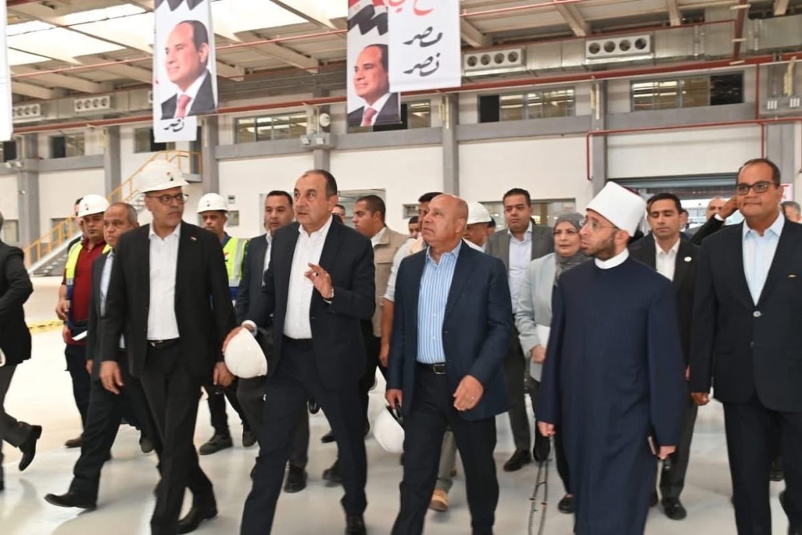 وزير الصناعة ووزراء قطاع الأعمال العام والعمل والأوقاف يتفقدون مصانع شركة النصر للسيارات بحلوان