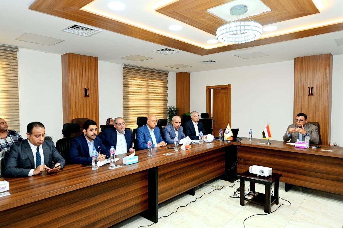 وزير الإسكان يتابع ملف تقنين الأراضي بمدينتي العبور الجديدة والشروق وزير الإسكان يتابع ملف تقنين الأراضي بمدينتي العبور الجديدة والشروق