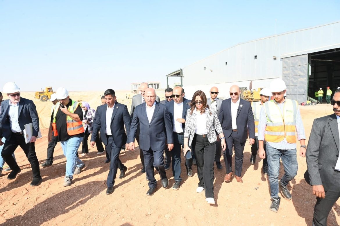 وزير الصناعة ووزيرة التنمية المحلية يتفقدان المجمع المتكامل لإدارة المخلفات بالعاشر من رمضان