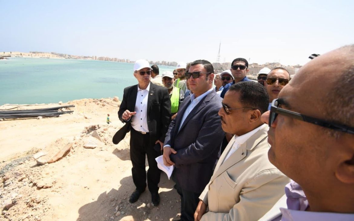 وزير الإسكان ومحافظ مطروح يتفقدان مشروع إحلال وتجديد كوبري روميل بالمحافظة