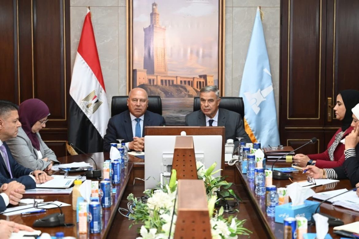 وزير الصناعة يبحث مع محافظ ومستثمري الإسكندرية التحديات التي تواجه المُصنعين بالمحافظة وسبل حلها