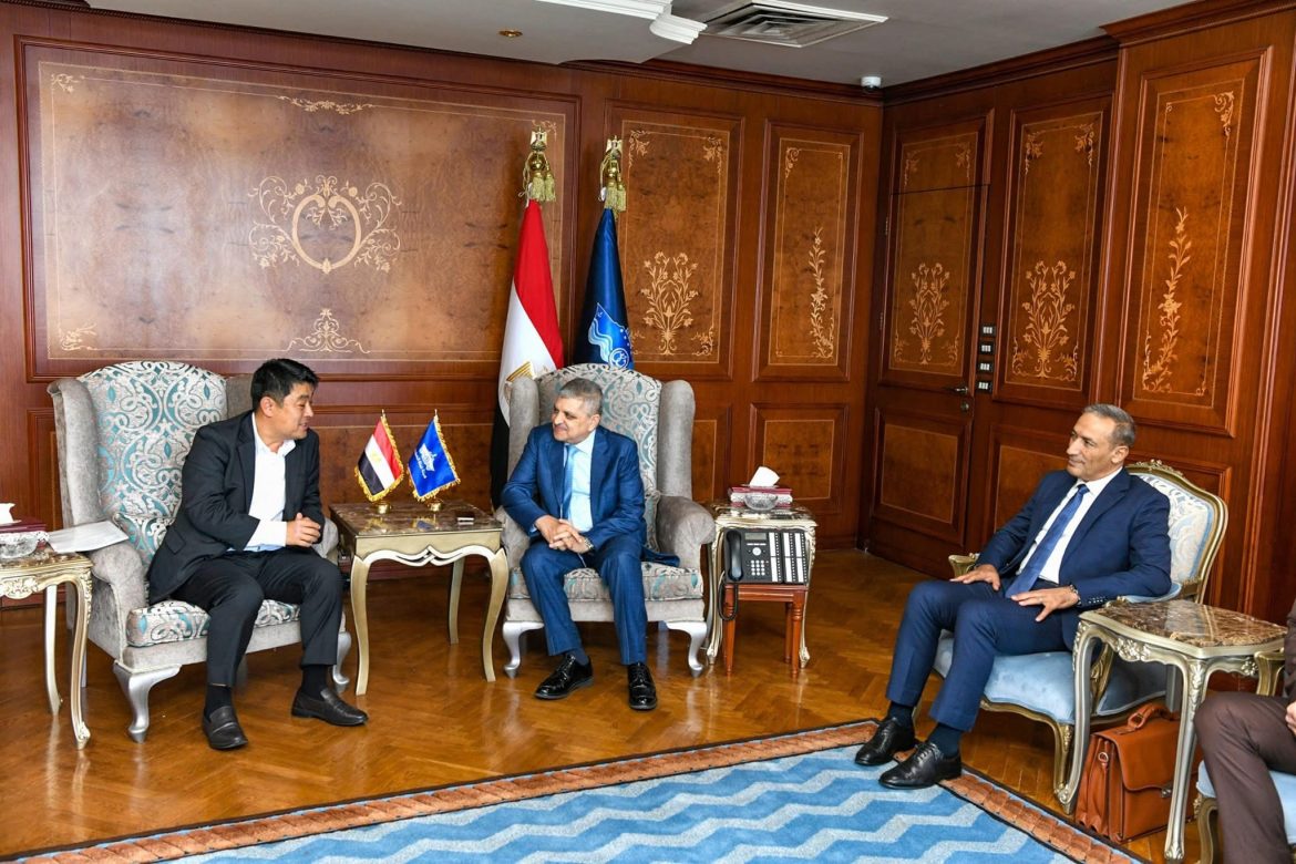 رئيس هيئة قناة السويس يبحث سبل التعاون مع النائب الأول لرئيس شركة هيونداي كوربريشن رئيس هيئة قناة السويس يبحث سبل التعاون مع النائب الأول لرئيس شركة هيونداي كوربريشن