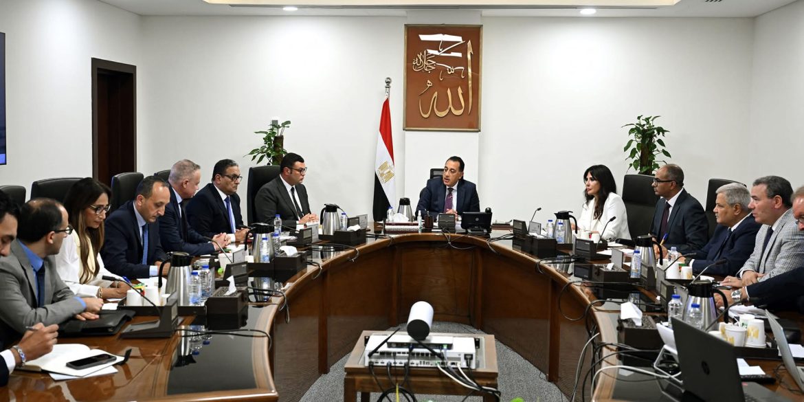 رئيس الوزراء يُتابع الإجراءات والموقف التنفيذي لمشروعات تحلية مياه البحر رئيس الوزراء يُتابع الإجراءات والموقف التنفيذي لمشروعات تحلية مياه البحر