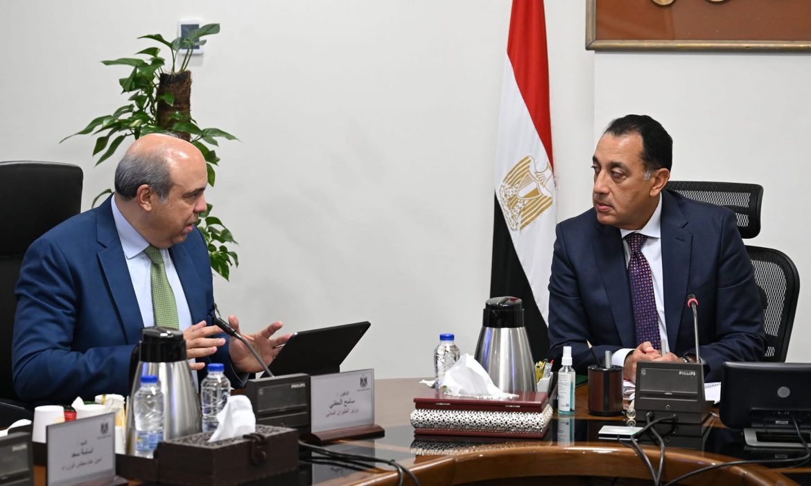 رئيس الوزراء يتابع الموقف التنفيذي لمشروع "مبنى 4" بمطار القاهرة الدولي