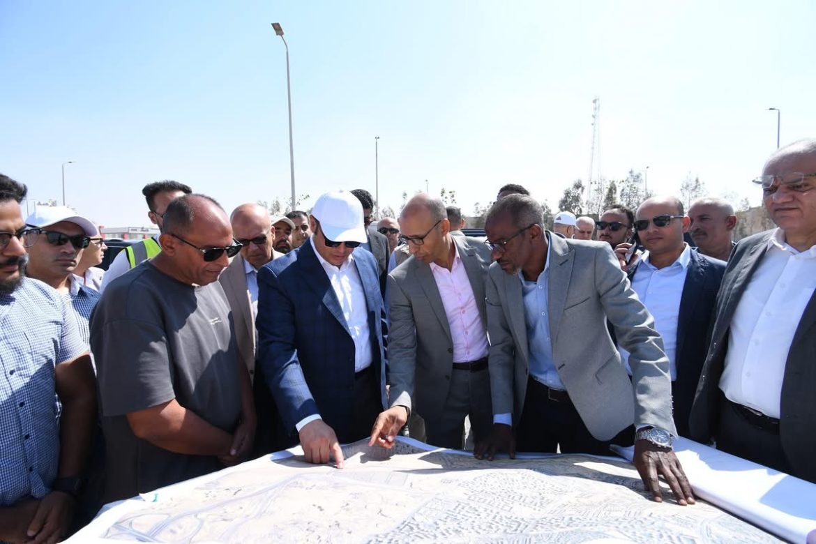 وزير الإسكان يتفقد محور التسعين الشمالي بالقاهرة الجديدة لمتابعة أعمال التطوير والبنية التحتية وزير الإسكان يتفقد محور التسعين الشمالي بالقاهرة الجديدة لمتابعة أعمال التطوير والبنية التحتية