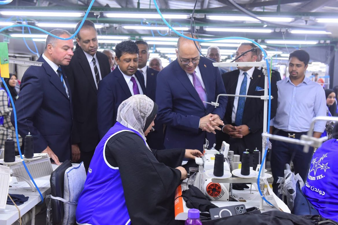 وزير العمل يفتتح صالة الإنتاج الجديدة بشركة جولدن ستارز للملابس الجاهزة بالمحمودية