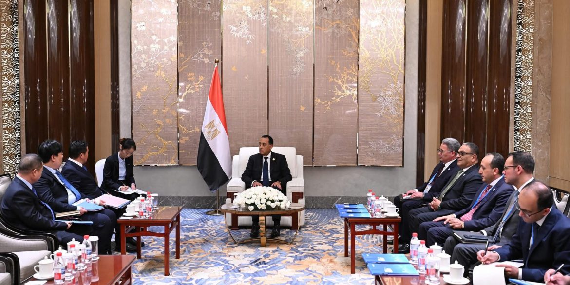 رئيس الوزراء إلى أن الدولة المصرية تضع أولوية لمشروعات الطاقة الجديدة والمُتجددة بشكل خاص رئيس الوزراء إلى أن الدولة المصرية تضع أولوية لمشروعات الطاقة الجديدة والمُتجددة بشكل خاص