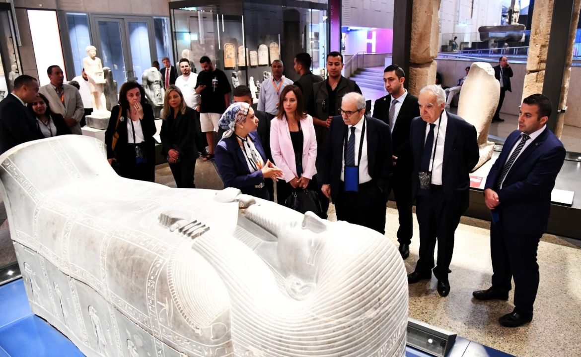 رئيس الوزراء اللبناني والوفد المرافق له يزور المتحف المصري الكبير