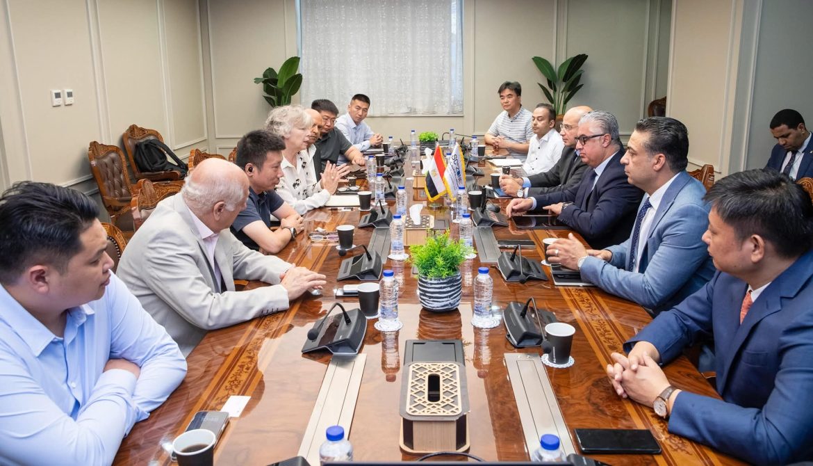 رئيس اقتصادية قناة السويس يبحث فرص استثمارية مع وفد من مدينة نانجينج الصينية