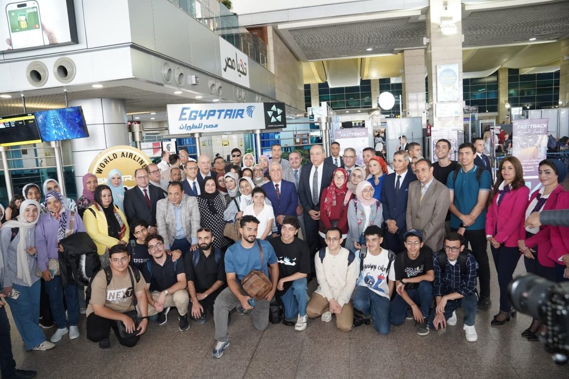 وزير الطيران المدني يستقبل أوائل الجمهورية قبل سفرهم إلى ألمانيا 