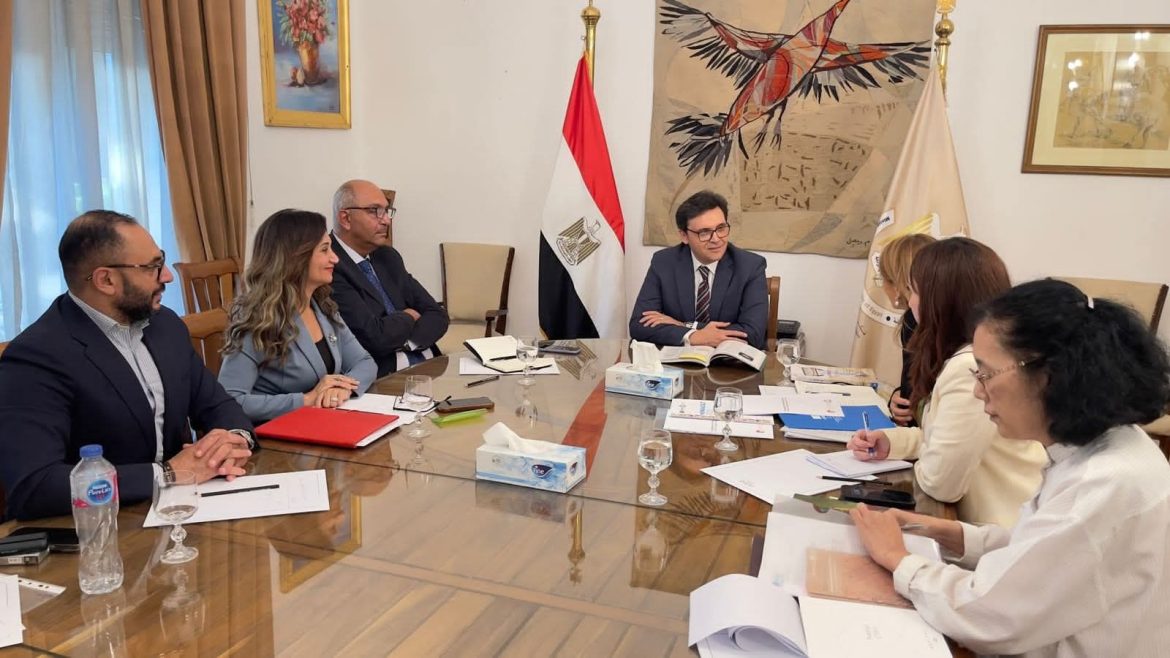وزير الثقافة يبحث تطوير المتاحف والتعاون في مجالات الذكاء الاصطناعي مع اليونسكو