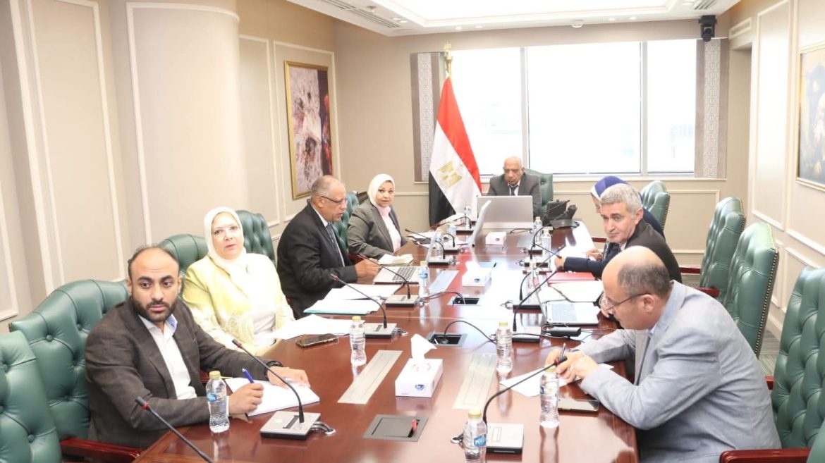 وزير الكهرباء يراجع المشروعات القائمة والأخرى قيد التنفيذ والعقود الجاري العمل عليها