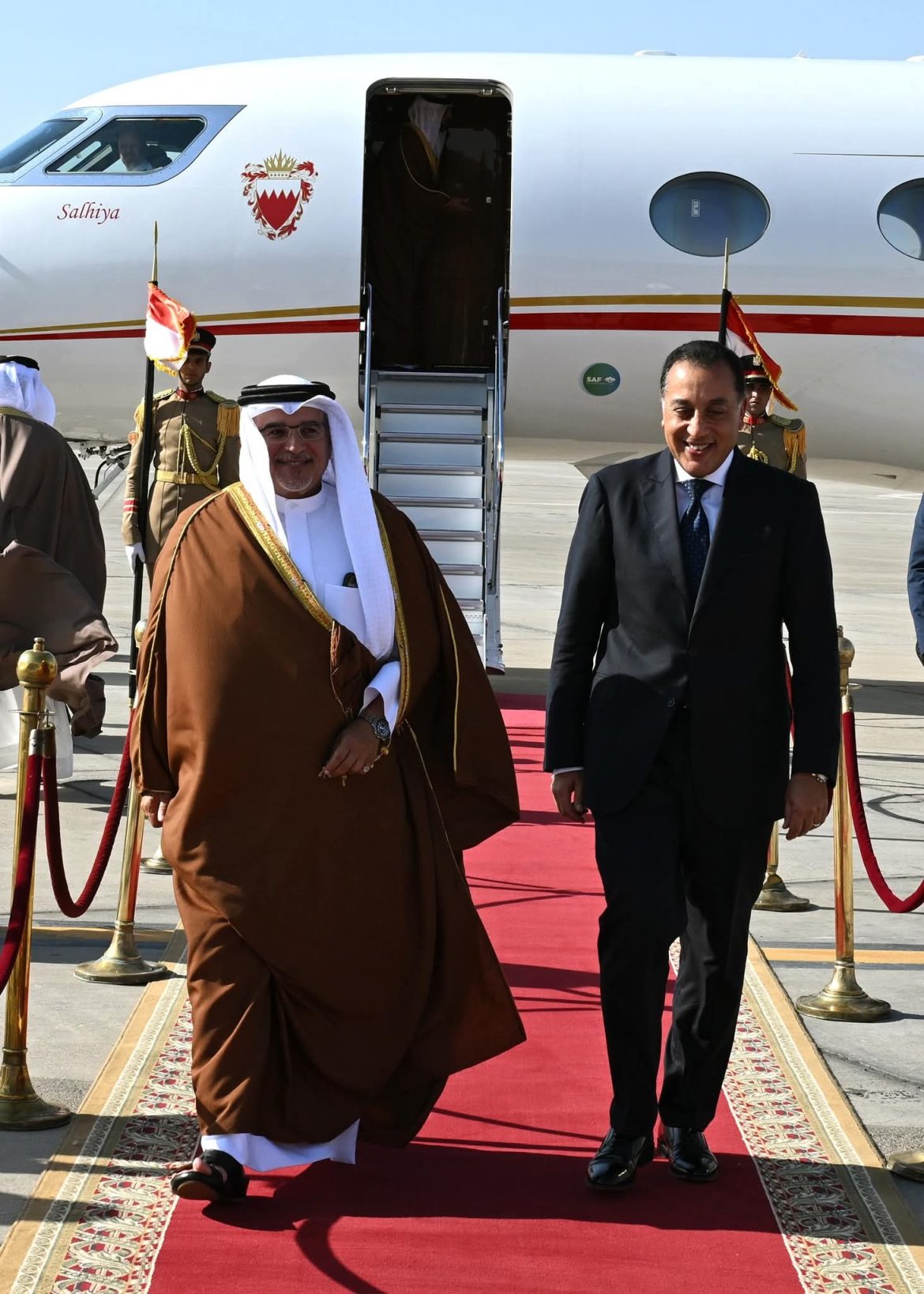 رئيس الوزراء يستقبل رئيس مجلس الوزراء البحريني بمطار القاهرة الدولي