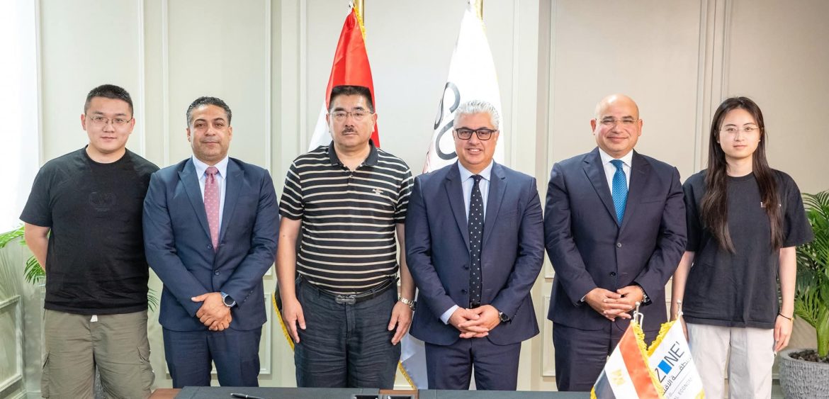 اقتصادية قناة السويس توقع عقد مع شوانفينج الصينية للملابس الجاهزة بالقنطرة غرب