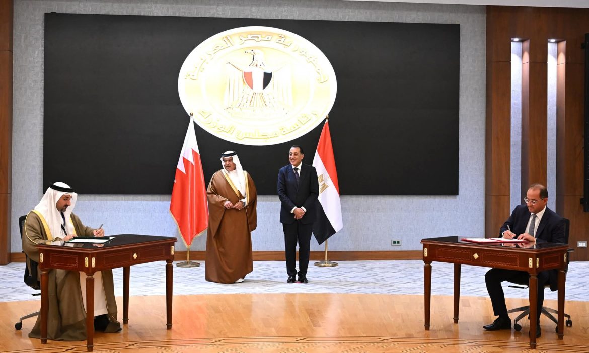 رئيسا وزراء مصر والبحرين يشهدان توقيع 8 وثائق للتعاون الثنائي بين الجانبين رئيسا وزراء مصر والبحرين يشهدان توقيع 8 وثائق للتعاون الثنائي بين الجانبين