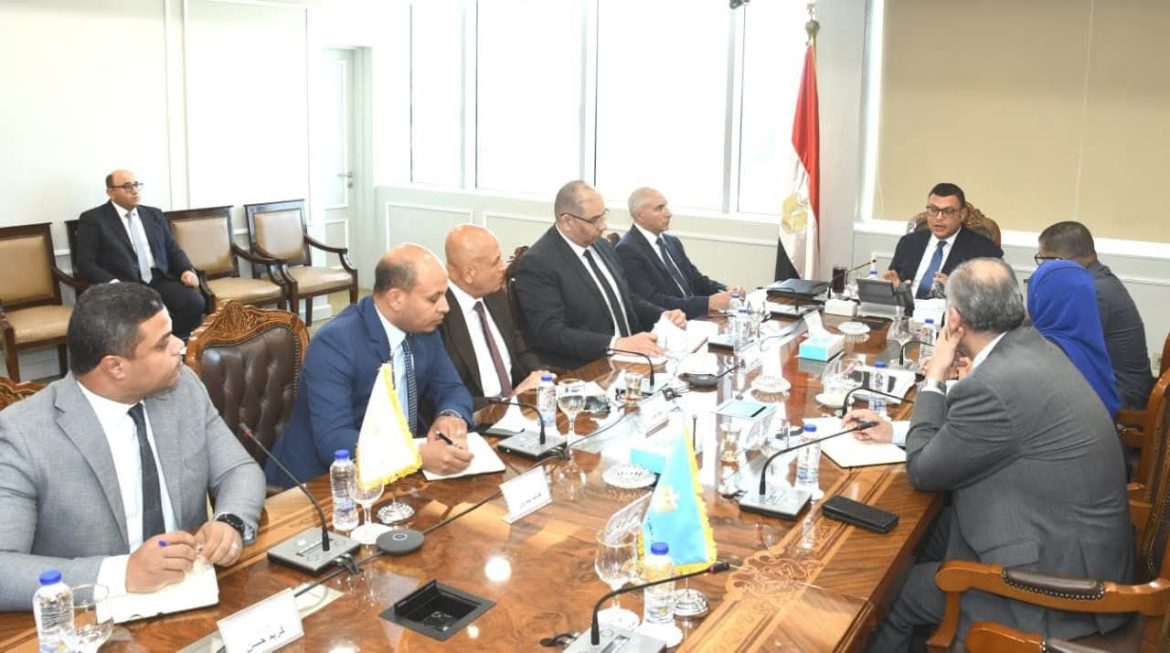 وزير الإسكان يؤكد ضرورة تكثيف طرح الفرص الاستثمارية وزيادة معدلات تنفيذ المشروعات