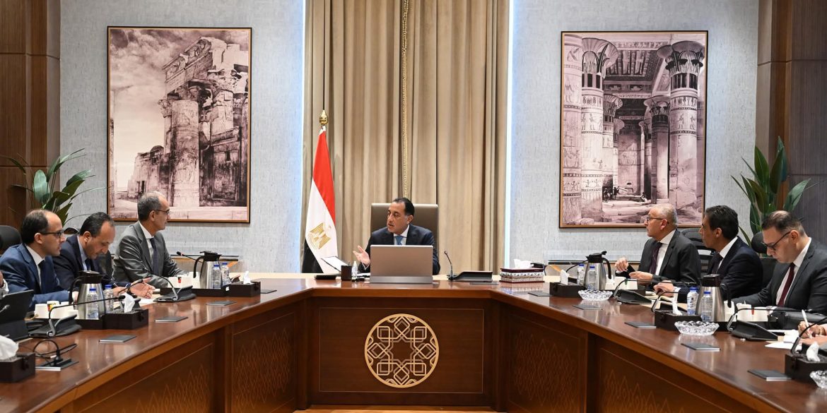 رئيس الوزراء يبحث تيسير إجراءات خدمات التصديق على المحررات بمكاتب وزارة الخارجية رئيس الوزراء يبحث تيسير إجراءات خدمات التصديق على المحررات بمكاتب وزارة الخارجية